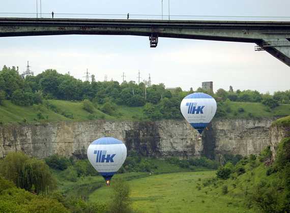 Пролететь под мостом в Каменце - интересно и пилоту, и зрителям!